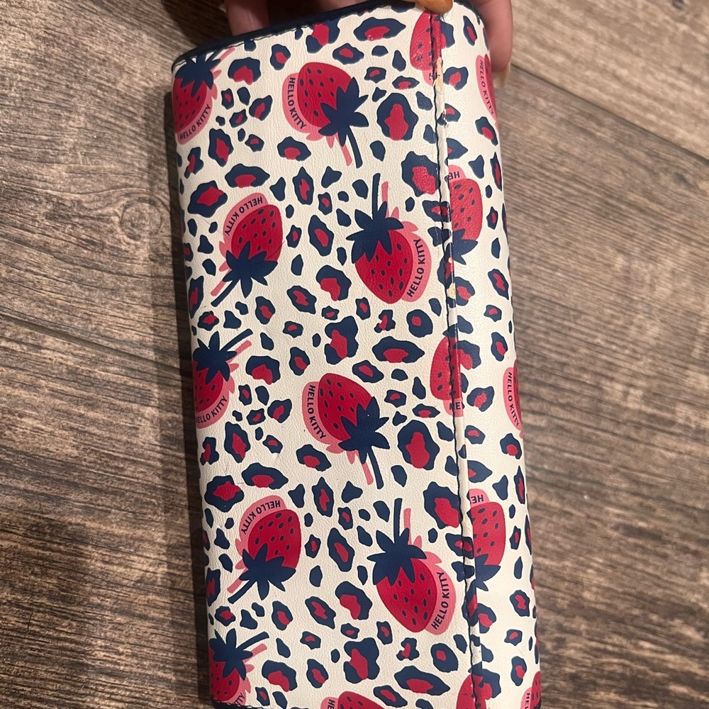 Hello Kitty Strawberry Pattern Wallet - Picture 5 of 5